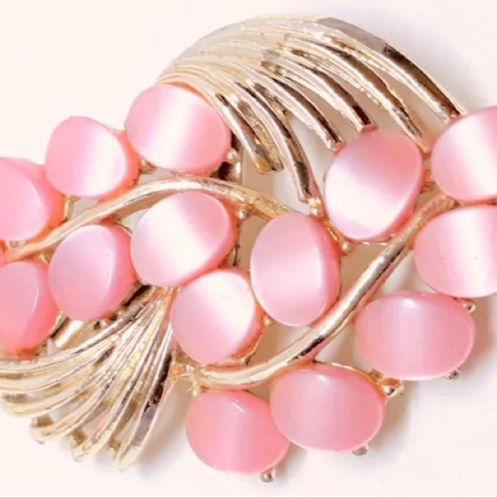 Vintage Pink Moonglow Thermoset Vintage 50's Petal Deco Brooch